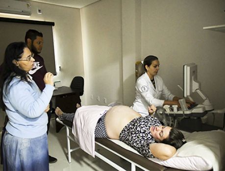 Intérpretes de Libras na Saúde auxiliam mãe surda no pré-natal e parto Intérpretes de Libras na Saúde auxiliam mãe surda no pré-natal e parto