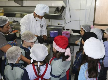 Crianças da Escola Adventista aprendem a fazer pizza 