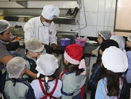 Crianças da Escola Adventista aprendem a fazer pizza 