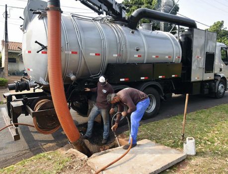 Prefeitura tem potência e tecnologia para desentupir bueiros Prefeitura tem potência e tecnologia para desentupir bueiros