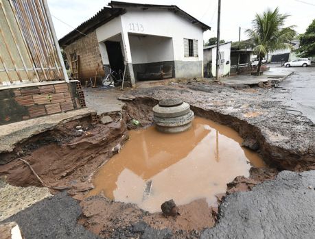 Chuvas voltam a deixar estragos em bairros de Umuarama! Chuvas voltam a deixar estragos em bairros de Umuarama!
