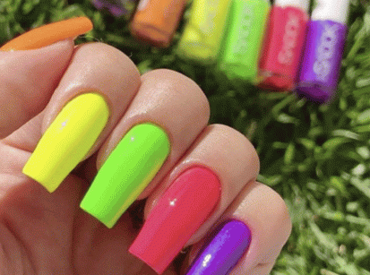Moda neon está colorindo as mãos das mulheres! 