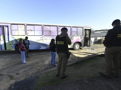 Ônibus da Biblioteca Itinerante é destruído por vândalos!!! 