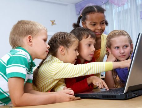 CRIANÇAS TÊM ACESSO À INTERNET! CRIANÇAS TÊM ACESSO À INTERNET!