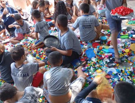 ESCOLA CONSCIENTIZA ALUNOS SOBRE CONSUMISMO ESCOLA CONSCIENTIZA ALUNOS SOBRE CONSUMISMO