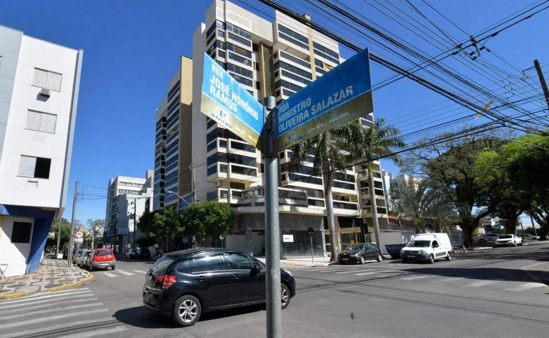 RUA MOVIMENTADA TEM NOME DE ALGUÉM DESCONHECIDO...