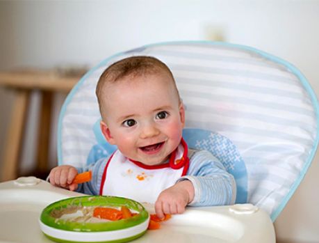 Bebês que comem alimentos sólidos dormem melhor