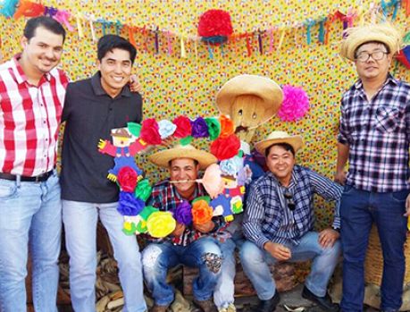 Colônia nipo-brasileira reunida em divertida Festa Caipira Colônia nipo-brasileira reunida em divertida Festa Caipira