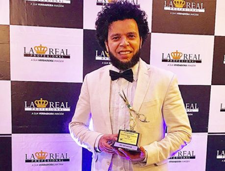Cabeleireiro de Umuarama recebeu prêmio na Beauty Fair Cabeleireiro de Umuarama recebeu prêmio na Beauty Fair