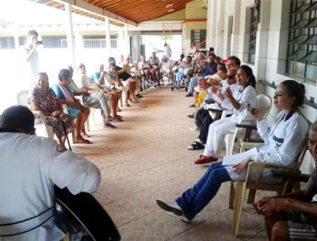 Universitários levam carinho e alegria aos idosos do Lar Universitários levam carinho e alegria aos idosos do Lar