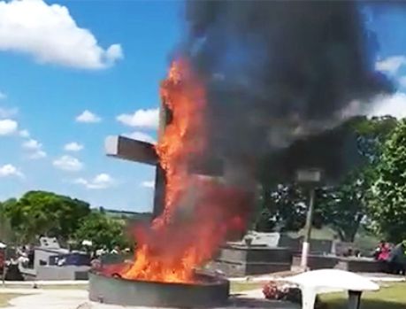 Cruz de cemitério foi destruída pelo fogo no Dia de Finados!   