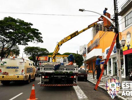 Avenida Paraná ganha iluminação mais intensa e moderna