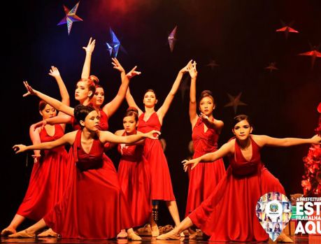Crianças e adolescentes encantam a plateia com “Noite Feliz” Crianças e adolescentes encantam a plateia com “Noite Feliz”