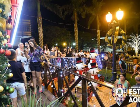 Longas filas para visitar a encantadora Casinha do Papai Noel Longas filas para visitar a encantadora Casinha do Papai Noel