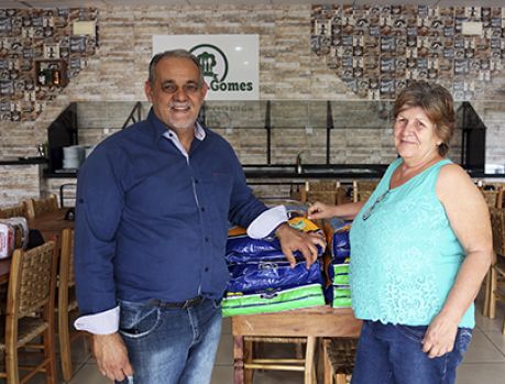 Família Gomes apoia SAAU com 90 quilos de ração Família Gomes apoia SAAU com 90 quilos de ração