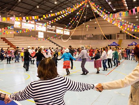 Uma animadíssima festa caipira à moda antiga em Umuarama