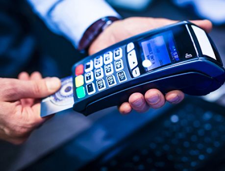 Juros do cartão de crédito sobem e atingem 307% ao ano!