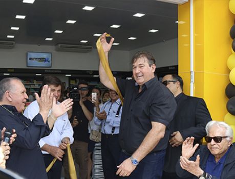 Prefeito e artistas no esperado corte da fita de inauguração