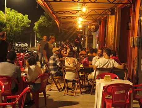 Calçada não é lugar de mercadorias nem de mesas de botecos!!! Calçada não é lugar de mercadorias nem de mesas de botecos!!!