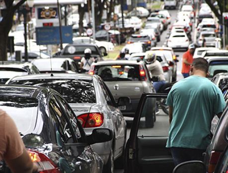 Comerciários tiram lugar de clientes, diz a ACIU   