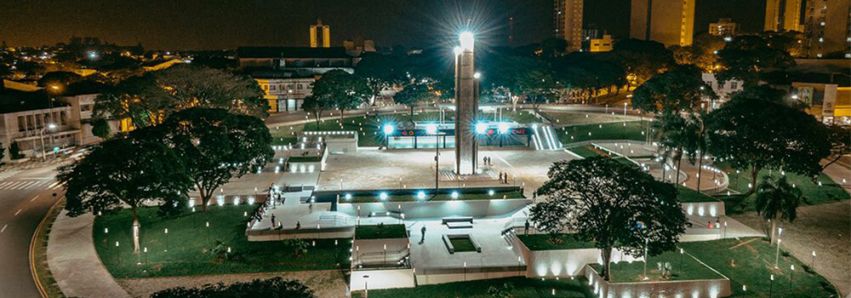 A praça das multidões está deserta!   