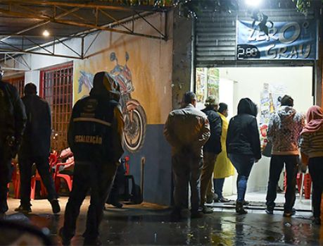 Vigilância Sanitária acaba com festas e interdita bares em Umuarama Vigilância Sanitária acaba com festas e interdita bares em Umuarama