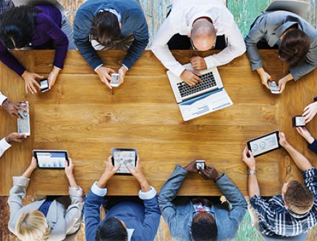 Redes sociais derrubam TVs e jornais impressos como fonte de informações Redes sociais derrubam TVs e jornais impressos como fonte de informações