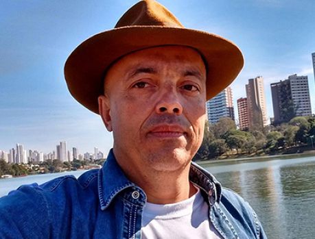 Escritor umuaramense Augusto Silva lança novo livro Escritor umuaramense Augusto Silva lança novo livro