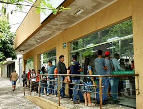Com Auxilio Emergencial, cai a procura por empregos em Umuarama Com Auxilio Emergencial, cai a procura por empregos em Umuarama