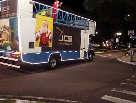 Papai Noel desfila pelo centro de Umuarama Papai Noel desfila pelo centro de Umuarama