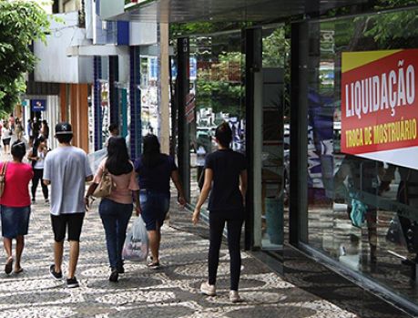 Comércio de Umuarama agora quer volta do ‘horário normal’ Comércio de Umuarama agora quer volta do ‘horário normal’