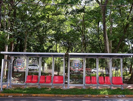 Moderno mobiliário urbano pra esperar o busão deboa