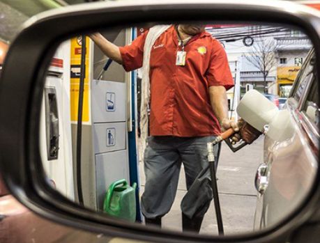 Preço da gasolina aumentou 2 vezes em janeiro. E vai continuar subindooo... Preço da gasolina aumentou 2 vezes em janeiro. E vai continuar subindooo...