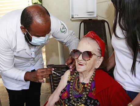 Umuarama começa a vacinar idosos. Detalhe: ACIMA DE 90 ANOS! Umuarama começa a vacinar idosos. Detalhe: ACIMA DE 90 ANOS!
