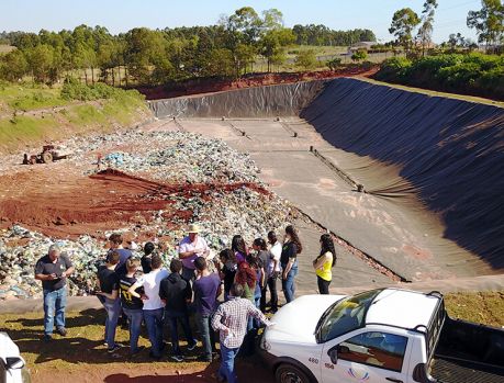 Estudantes visitaram o Aterro Sanitário de Umuarama