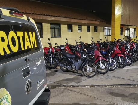 Isso não é ‘motociata’, não... São motos barulhentas presas pela PM! Isso não é ‘motociata’, não... São motos barulhentas presas pela PM!