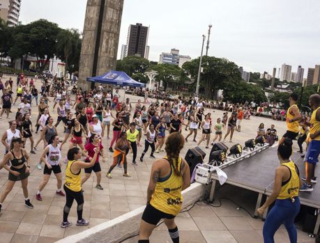 O divertido "Life Dance" está de volta na Praça Santos Dumont! O divertido "Life Dance" está de volta na Praça Santos Dumont!