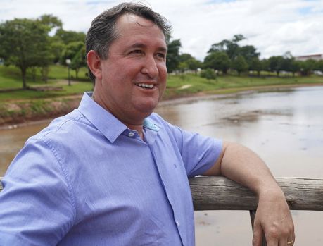 Prefeito propõe aumento ao funcionalismo, após 7 anos sem reajuste salarial Prefeito propõe aumento ao funcionalismo, após 7 anos sem reajuste salarial