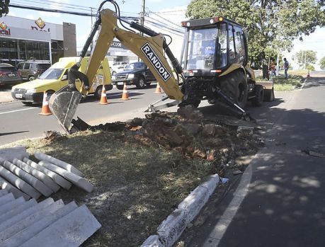 Atenção motoristas, obras na Avenida Paraná... Atenção motoristas, obras na Avenida Paraná...