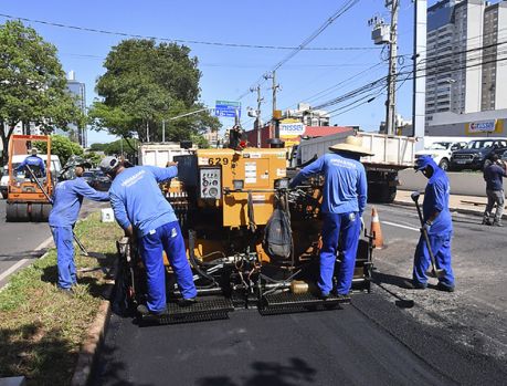 Obras de recuperação do asfalto na Avenida Paraná continuam Obras de recuperação do asfalto na Avenida Paraná continuam