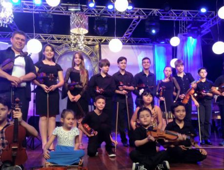 Violinos tocam no palco do teatro do Centro Cultural, hoje à noite