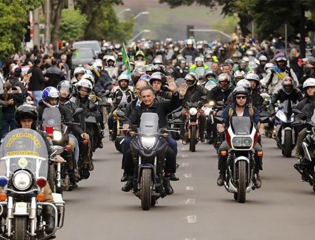 Multidões aplaudiram Bolsonaro na motociata pelo centro da cidade Multidões aplaudiram Bolsonaro na motociata pelo centro da cidade