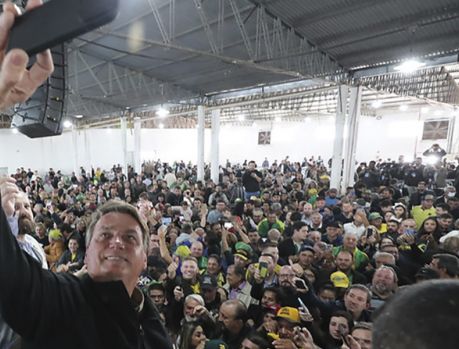 Até Bolsonaro fotografou os festejos em sua homenagem Até Bolsonaro fotografou os festejos em sua homenagem