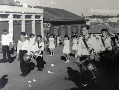 Oh, saudade das fanfarras, dos desfiles do passado... Oh, saudade das fanfarras, dos desfiles do passado...