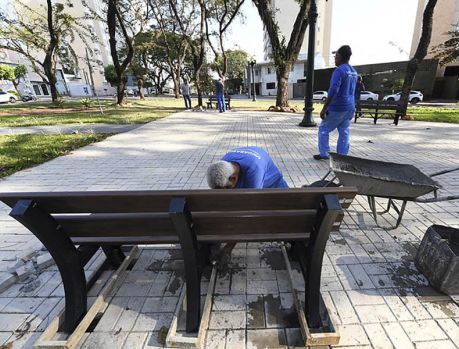 Em Umuarama agora estão roubando até bancos de praças!!! Em Umuarama agora estão roubando até bancos de praças!!!
