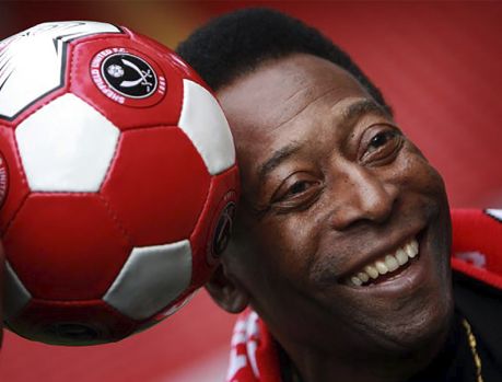 Na infância, jogando bola de pano na rua, o Rei foi batizado de ‘Pelé’ Na infância, jogando bola de pano na rua, o Rei foi batizado de ‘Pelé’