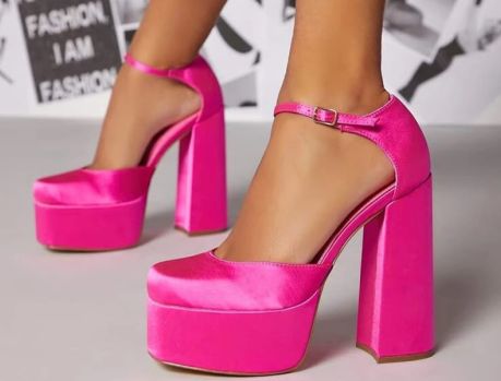 As plataformas altas e coloridas conquistaram as mulheres As plataformas altas e coloridas conquistaram as mulheres