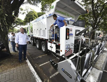 Prefeito entrega caminhão com usina de micropavimentação Prefeito entrega caminhão com usina de micropavimentação