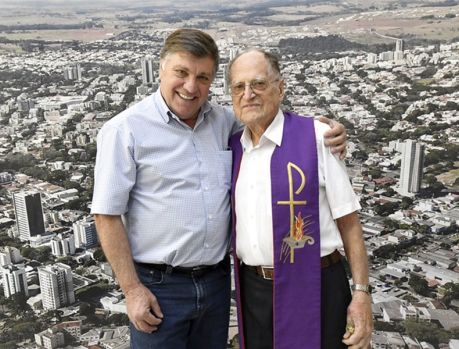 Frei mais idoso do Brasil visita o prefeito Pozzobom Frei mais idoso do Brasil visita o prefeito Pozzobom