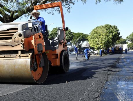 Cuidando bem da cidade: recapeamento asfáltico em vários trechos da Avenida Apucarana Cuidando bem da cidade: recapeamento asfáltico em vários trechos da Avenida Apucarana